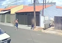 Vídeo: homem pelado mata enteado a facadas no meio da rua