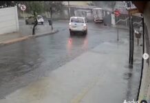VÍDEO: Caminhão-baú ignora placa de pare e invade casa