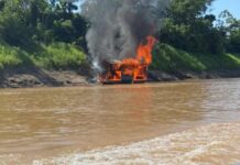PF explode embarcações que faziam extração ilegal de ouro em Rondônia