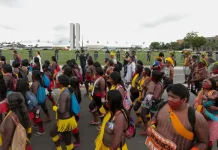 Indígenas marcham em Brasília e bloqueiam vias contra marco temporal