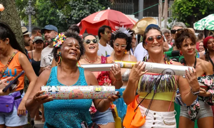 São 482 blocos pré-cadastrados, já com autorização, só dependendo de cumprir as exigências dos órgãos para saírem nos seus desfiles