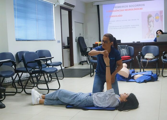 Durante o treinamento, os participantes tiveram a oportunidade de aprender técnicas essenciais para atuar em situações de emergência