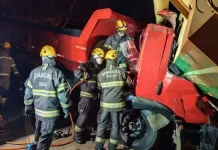 Acidente entre caminhões mata uma pessoa