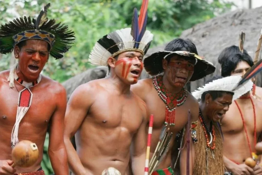 indígenas Uru-Eu-Wau-Wau, jconhecidos internacionalmente pela sua luta pela floresta