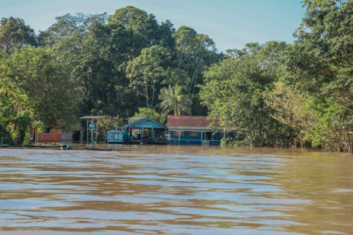 A visita teve como objetivo garantir que os serviços emergenciais estejam chegando de forma eficiente às comunidades ribeirinhas