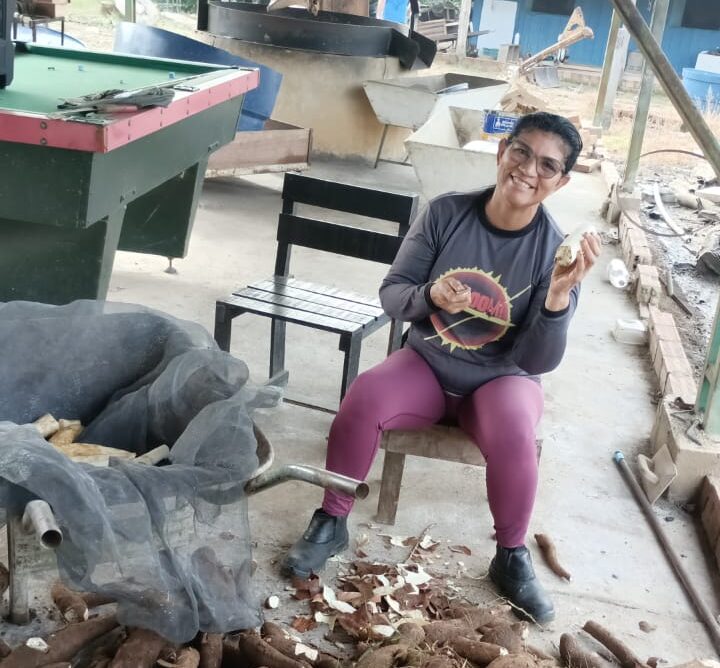 Produtora rural do ramal da BR-319 revela os desafios, o tempo e o esforço da família para transformar macaxeira em farinha artesanal