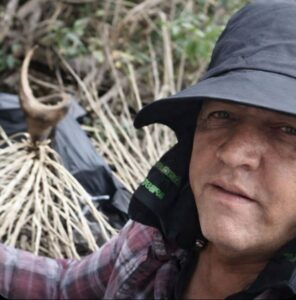 Agricultor Levi Moraes de Deis durante a colheita do açaí nativo