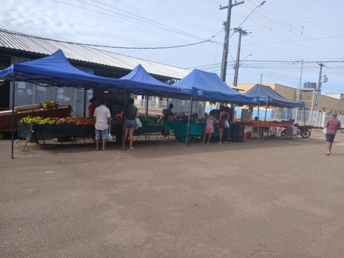 A feira está começando agora com o tradicional cafezinho da manhã