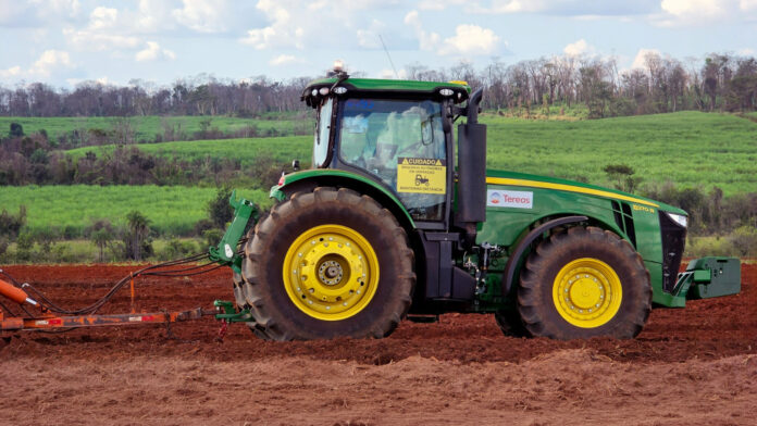Tratores cada vez mais tecnológicos mostram como inovação e força no campo estão transformando a produção agrícola no Brasil