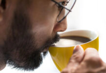 Beber café todos os dias faz bem? Veja quem envelhece mais saudável