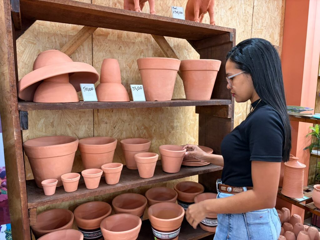 A entidade levou para a feira peças produzidas em argila e cerâmica