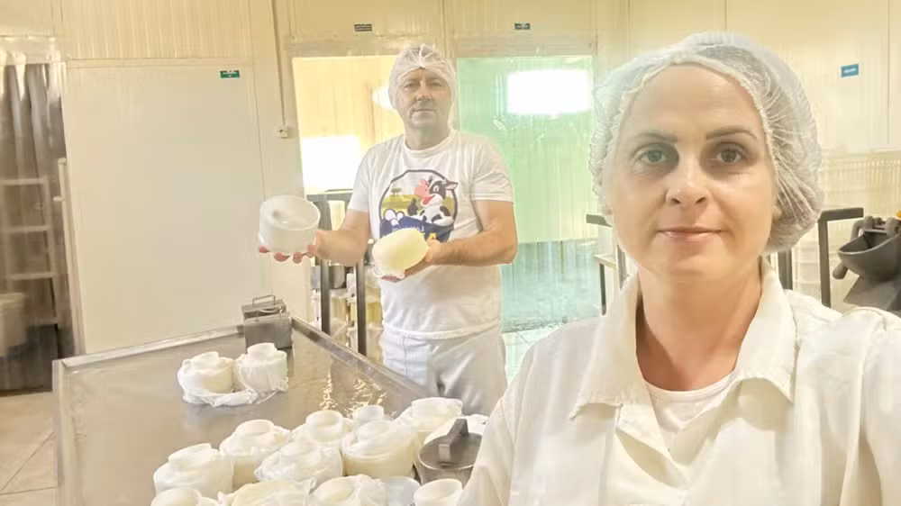 Carla Luft e Zenair Tonezer peoduzem queijos em Santa Catarina e, agora, apostam em variedades recheadas — Foto: Arquivo Pessoal