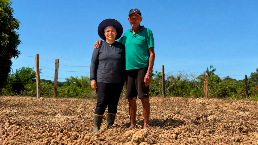 casal Socorro Reis e Raimundo Rodrigues recebeu o serviço de aração da terra onde pretende plantar cerca de dois mil pés de macaxeira