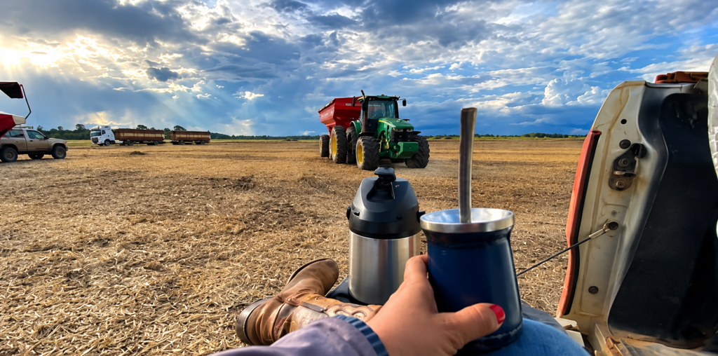 Entre uma etapa e outra da produção, Aliny acompanha de perto a rotina no campo. Para quem vive da terra, segurança jurídica também significa preservar o trabalho, os investimentos e o futuro da propriedade.