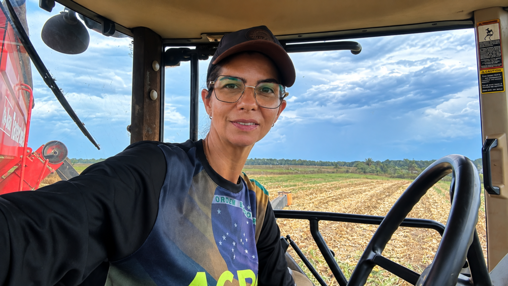Além da produção, a gestão da propriedade exige atenção às obrigações legais: Aliny acompanha de perto as atividades no campo e os desafios para manter a propriedade regularizada.